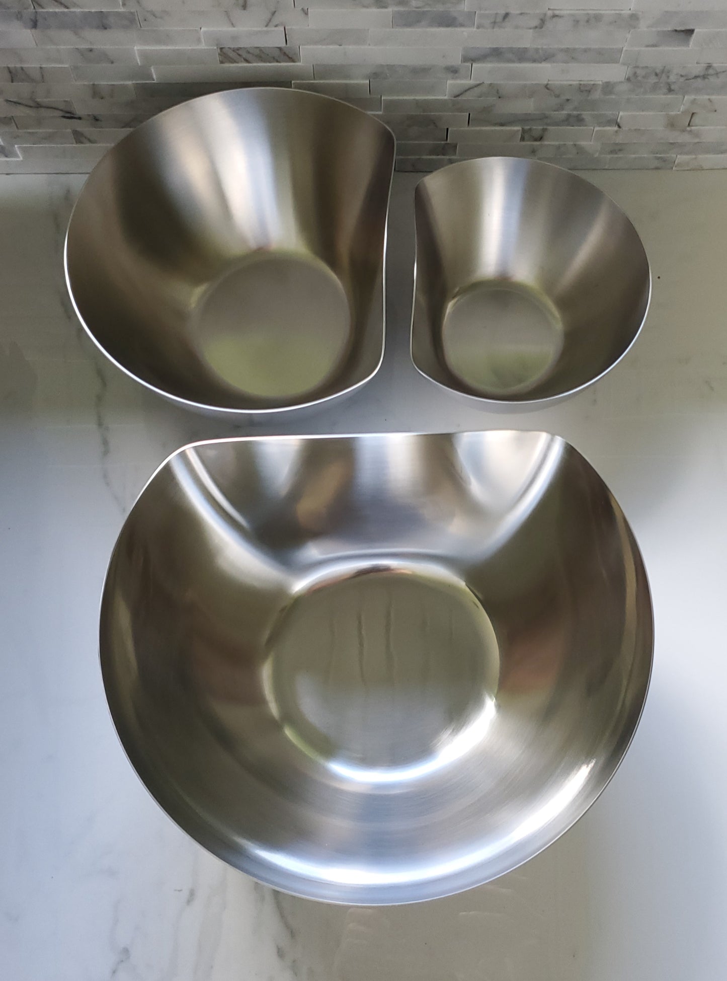 3 Piece Nesting Set:                                          7"-1 qt.      9"-2.5 qt.    11"-5qt.